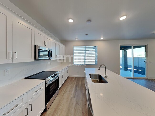 Foto del edificio - 9730 W Luxton Ln