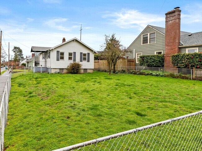 Building Photo - 2 bedroom, 1 bath now available in North P...