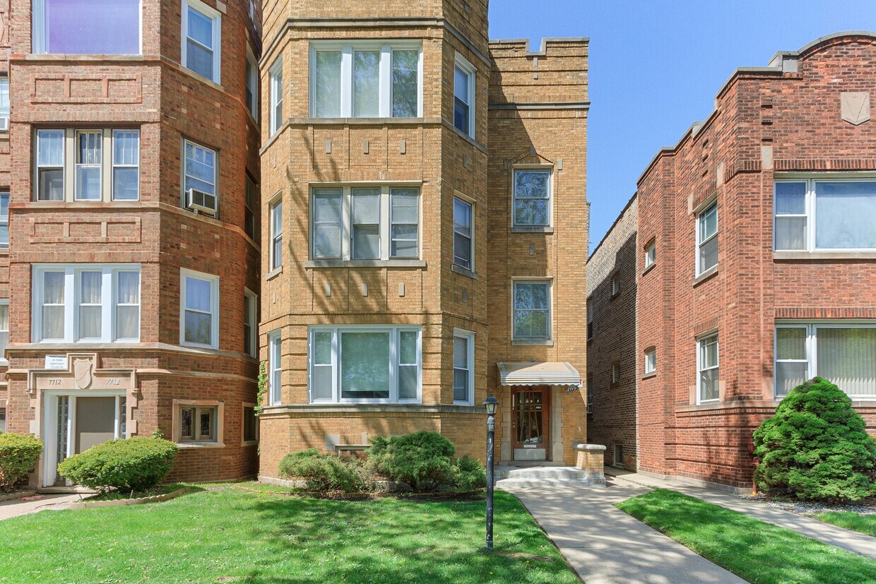 Foto principal - 7710 S Ridgeland Ave