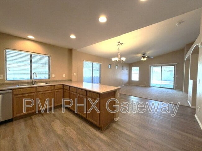 Foto del edificio - 3238 E Elgin St