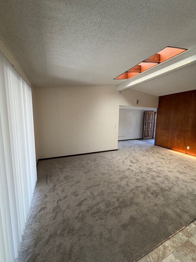 Foto del edificio - 3BR/2BA House in Rolando Village with 2 car garage, new paint and new carpet & flooring, Availabl...