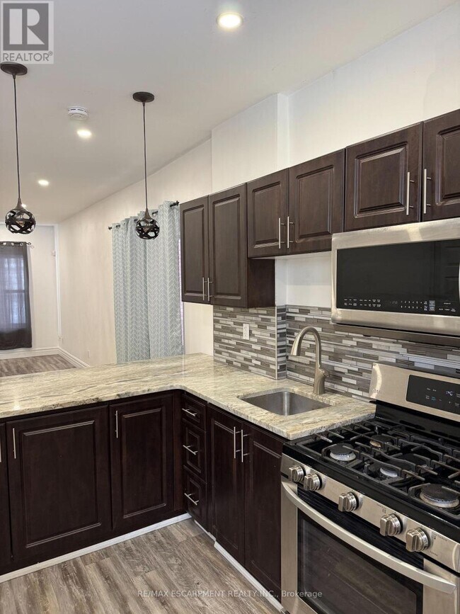 Building Photo - 1152 King St E