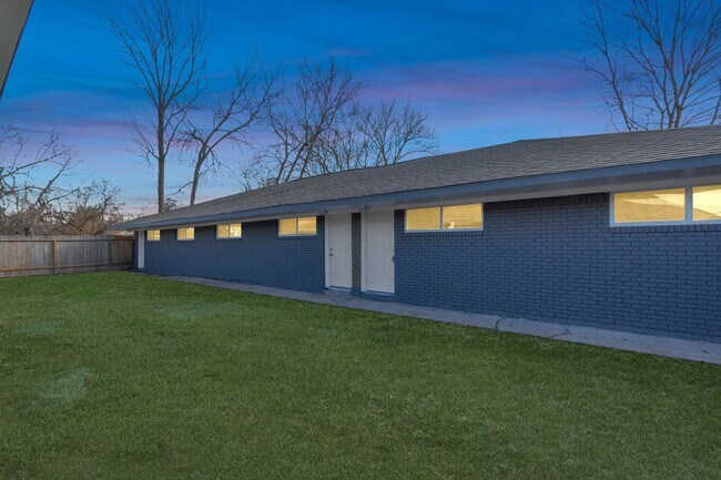 Building Photo - NICE 2 BEDROOM 1 BATH WITH 1600 SF