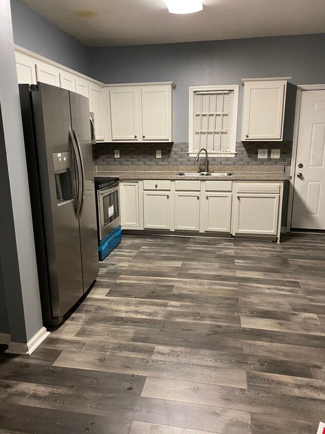 Building Photo - 4bedroom with Master on the Main!