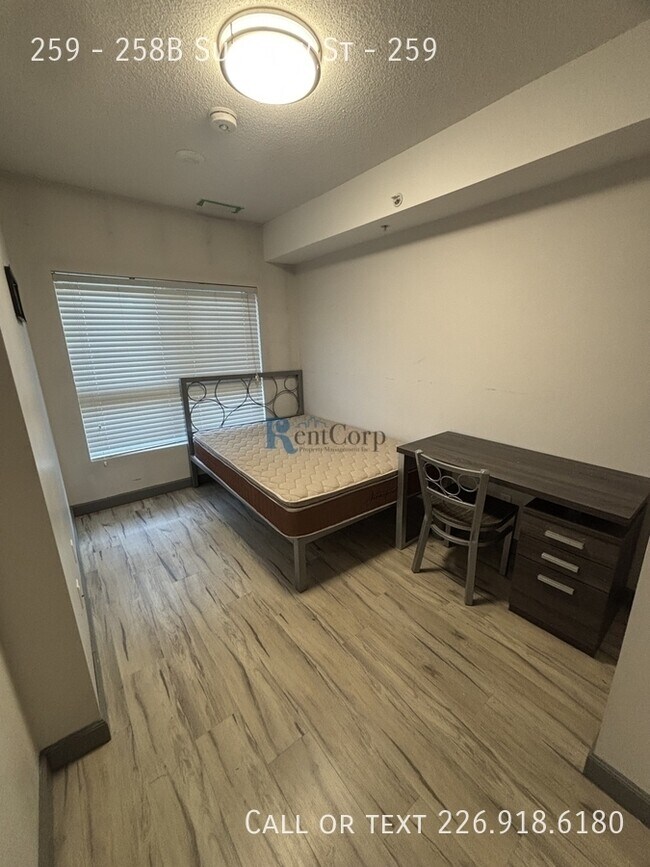 Photo du bâtiment - 258B-258B Sunview St