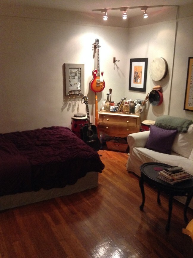 Building Photo - 210 E 75th St