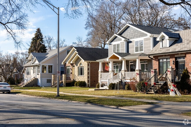 Homes in the Oak Lawn area have lots with front and back yards and sidewalks to stroll along.