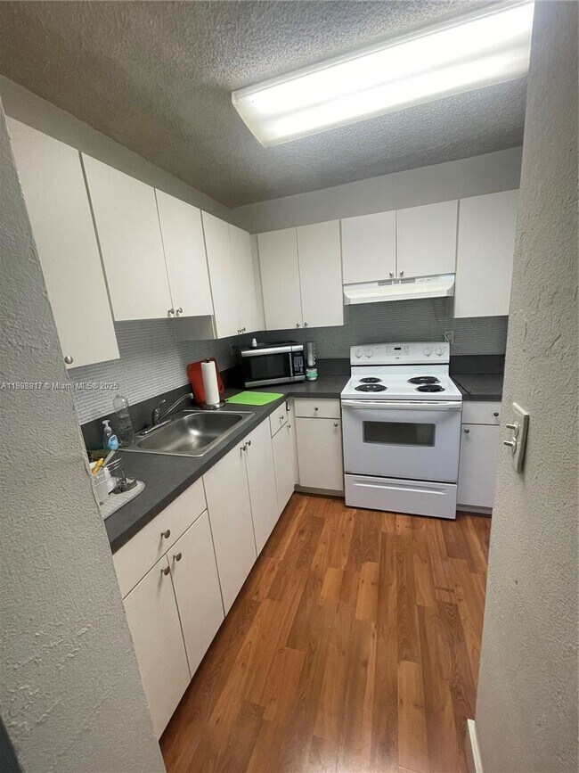 Building Photo - 5330 SW 77th Ct