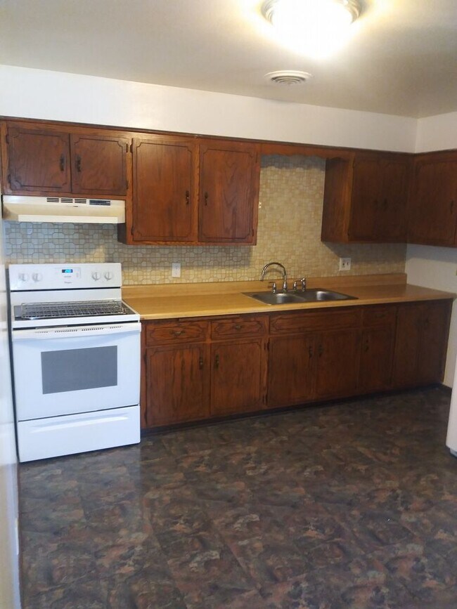 Building Photo - 3700 E. Squire Ave. - 2 Bedroom Lower