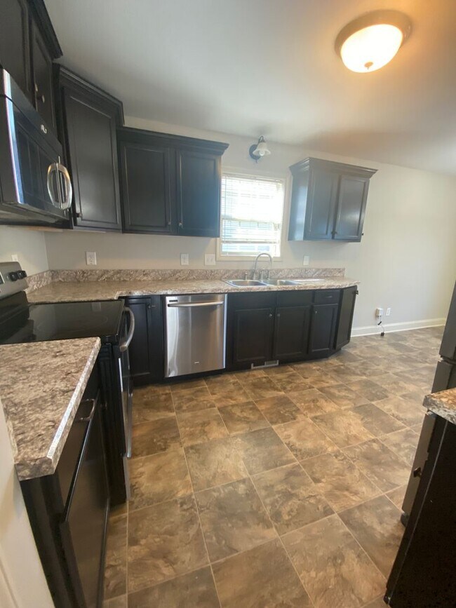 Foto del edificio - Lovely two story home, Available Now!