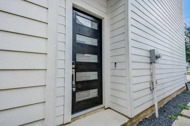 Building Photo - Luxury 4-Bedroom Home with Spacious Design...