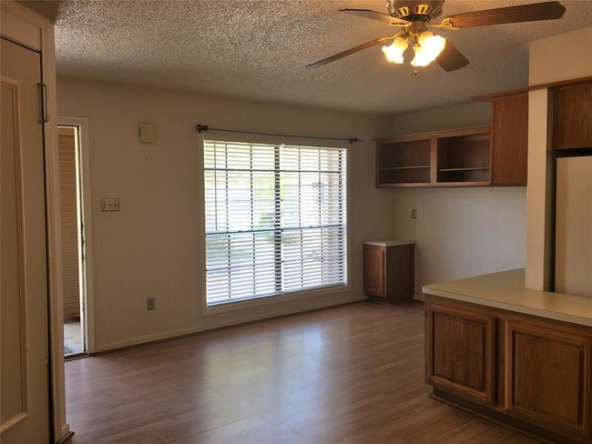 Building Photo - 1311 Antoine Dr