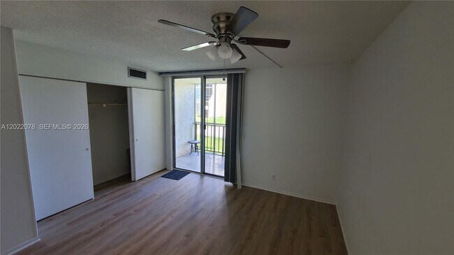 Foto del edificio - 801 Three Islands Boulevard