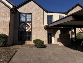 Building Photo - 2445 Monarch Dr