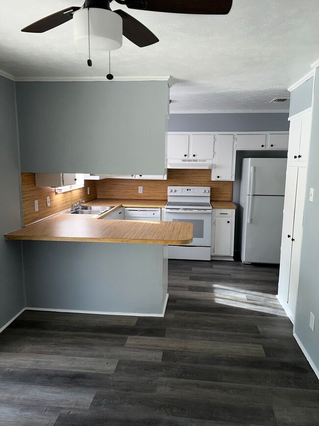 Building Photo - Remodeled 4 bed/2 bath with large bonus ro...