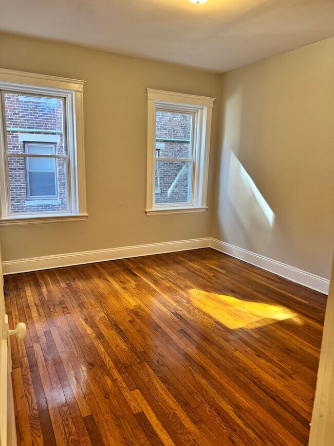 Building Photo - 2Bed/1Bath in Allston