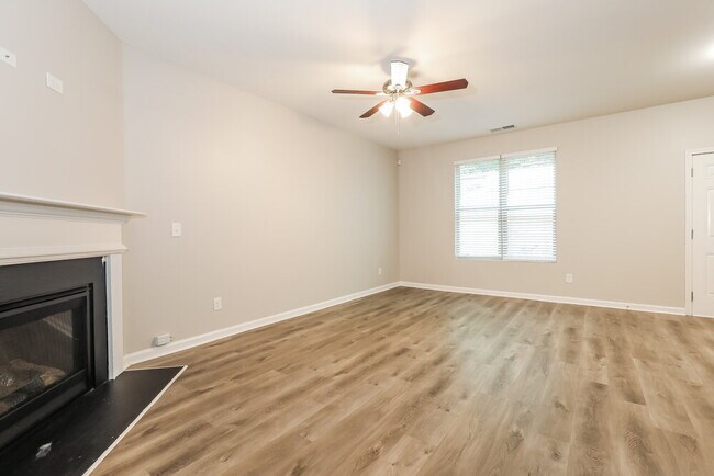 Foto del edificio - 6596 Woodwell Dr
