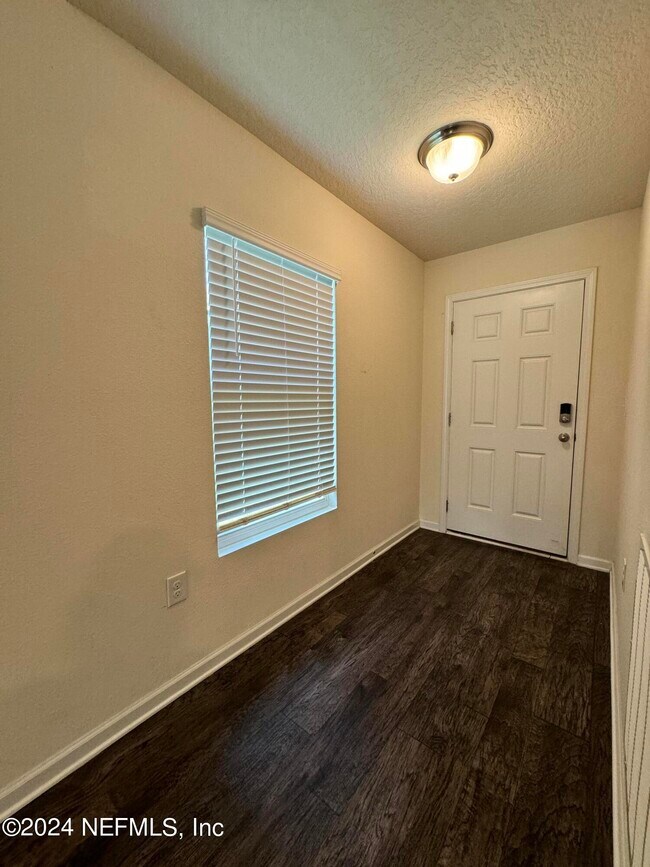 Foto del edificio - 8130 Meadow Walk Ln