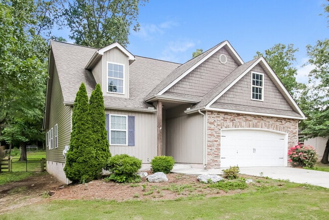 Building Photo - 305 Talon Dr SE