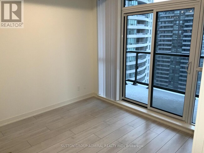 Photo du bâtiment - 4955 Yonge St