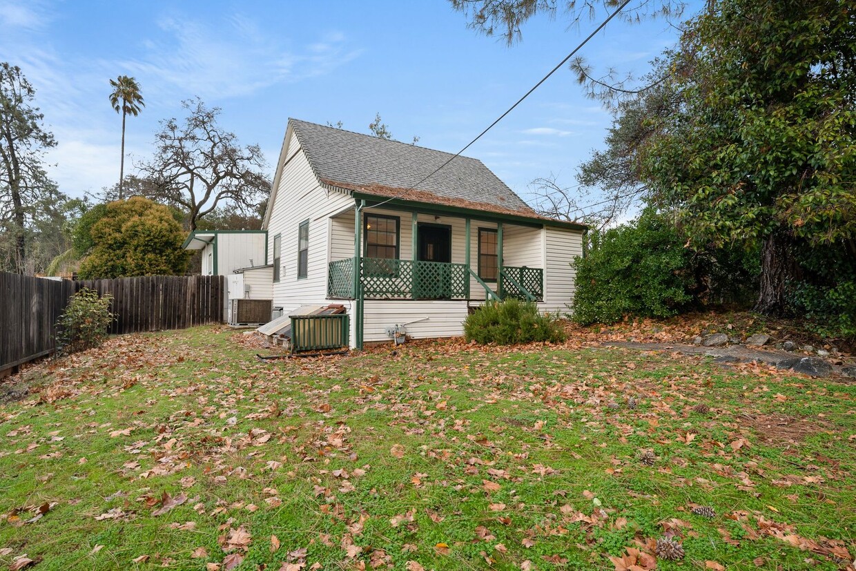 Primary Photo - Charming and Private 3 bedroom 1 bath home...