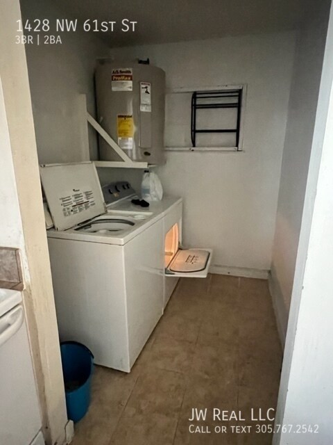 Building Photo - Single family 3 bed 2 full bath plus large...