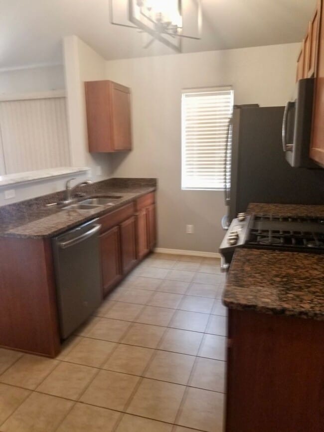 Building Photo - 5095 Kensington Way