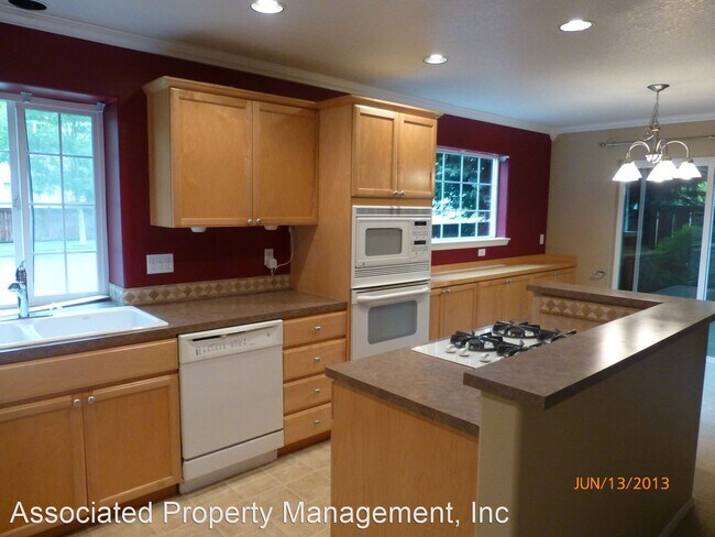 Building Photo - 3 br, 2.5 bath House - 498 NE Caden Ave.
