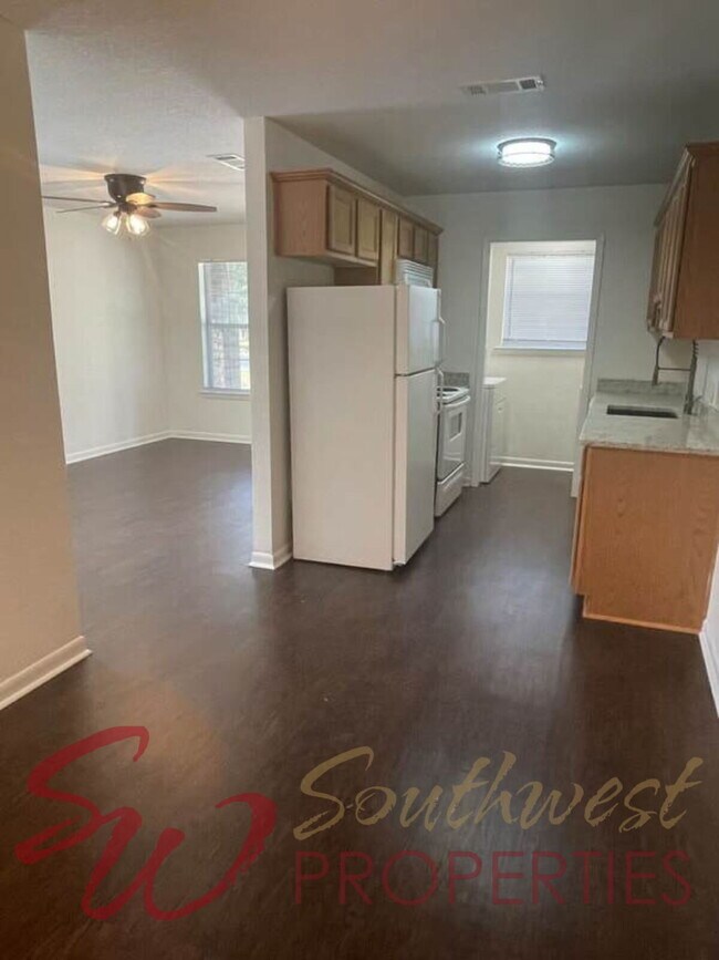 Foto del edificio - Updated and Bright 3 Bed / 2 Bath Duplex with Private Backyard!