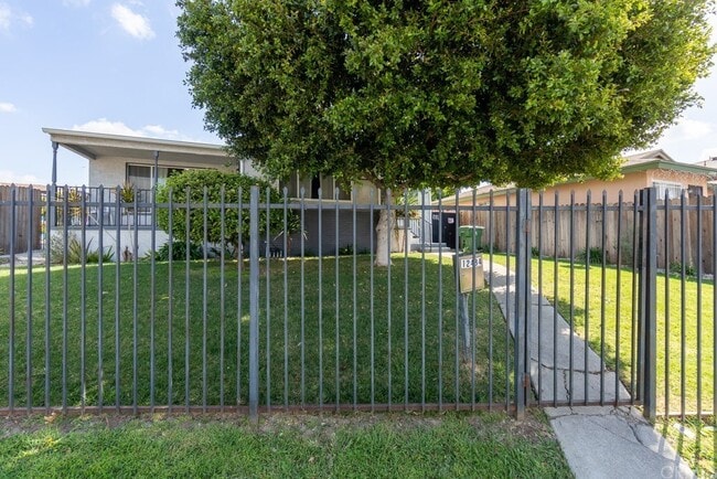 Foto del edificio - 12434 S Vermont Ave