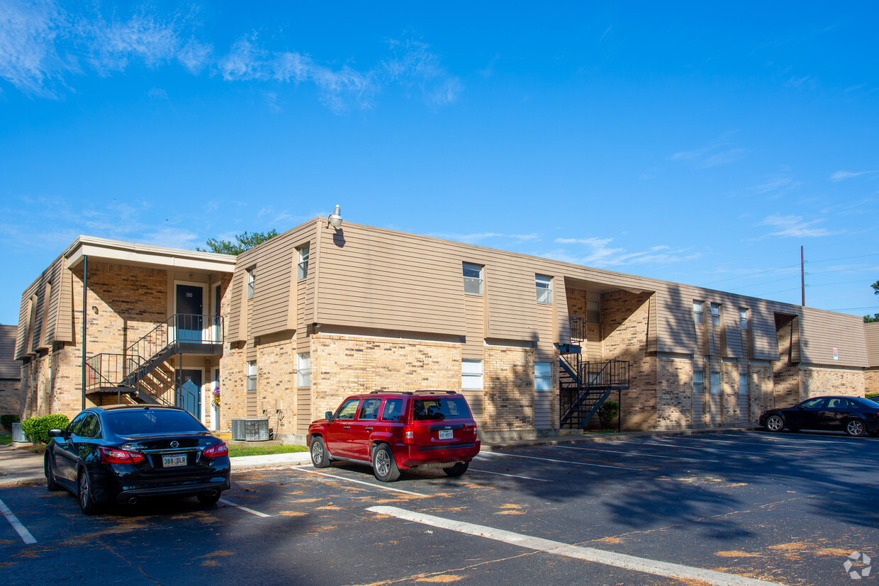 Primary Photo - Fox Trail Apartments