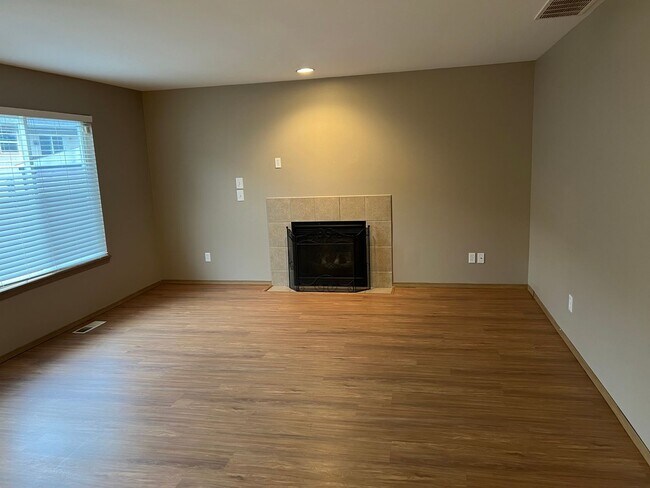 Building Photo - Spacious 4 Bedroom Spanaway Home