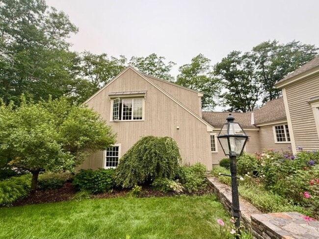 Building Photo - 11 Fox Run Rd
