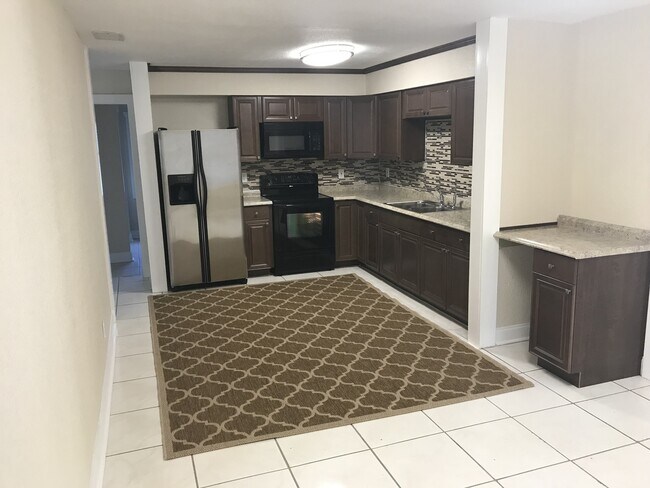 Foto del edificio - 5 Bedroom Home Close to Downtown