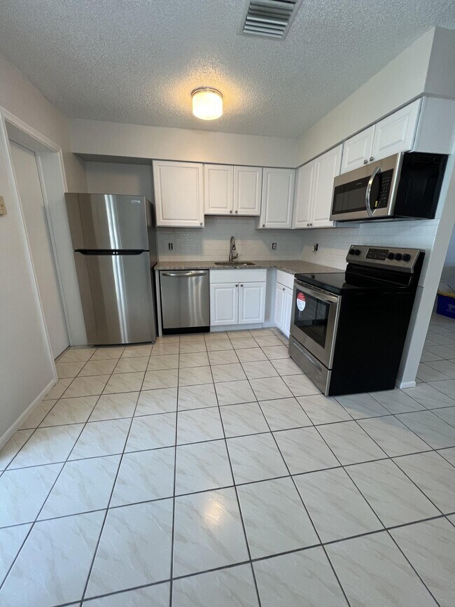 Building Photo - 2759 Ponce De Leon Blvd