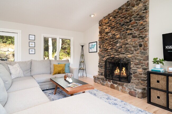 Foto del edificio - Lake Minnetonka 3-Bedroom Modernized Home ...