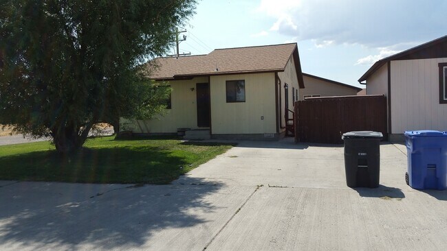 Foto del edificio - 3 Bed, 1 Bath Home on Corner Lot with Nice...