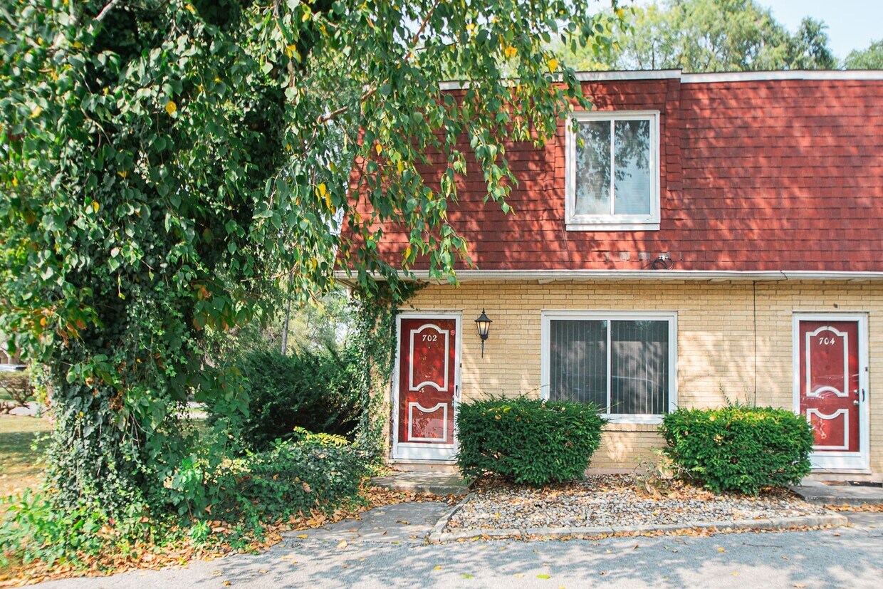 Foto principal - 702-708 E. 72nd