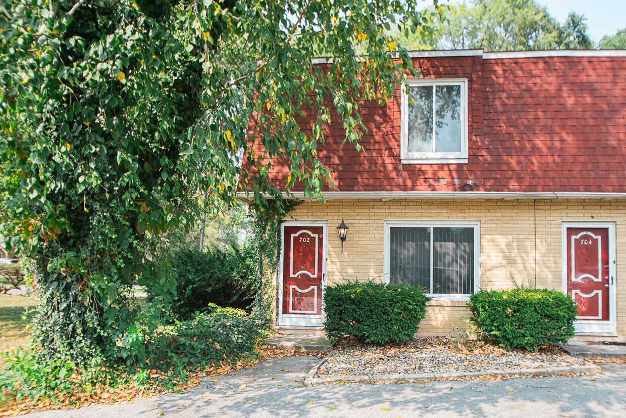 Primary Photo - 702-708 E. 72nd