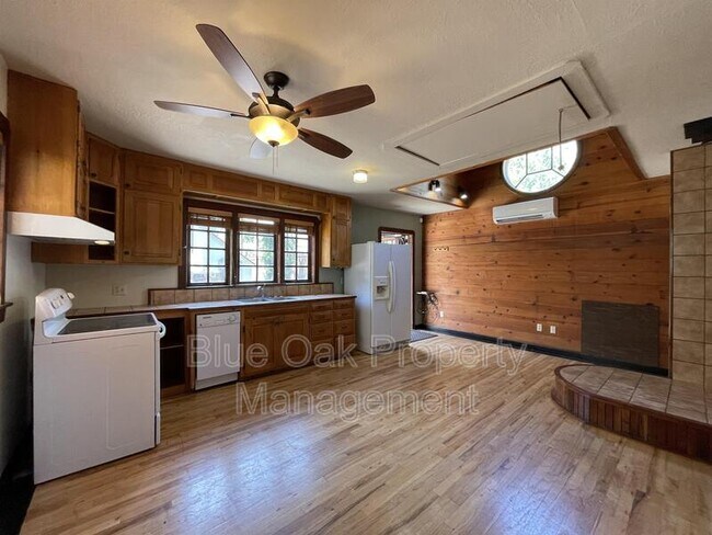 Foto del edificio - 687 E 8th St