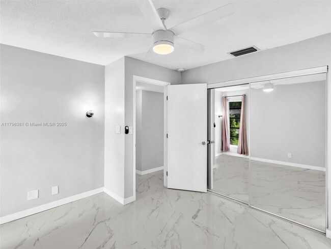 Foto del edificio - 1281 SW 32nd St