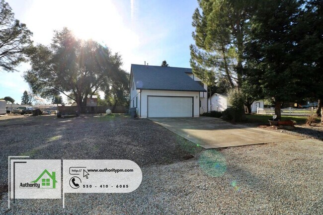 Building Photo - 1701 Victor Ave, Large Lot with a huge Sho...
