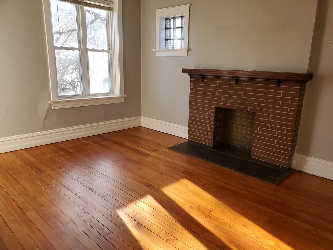 lots of natural light and hardwood floors - 205 Eichelberger St