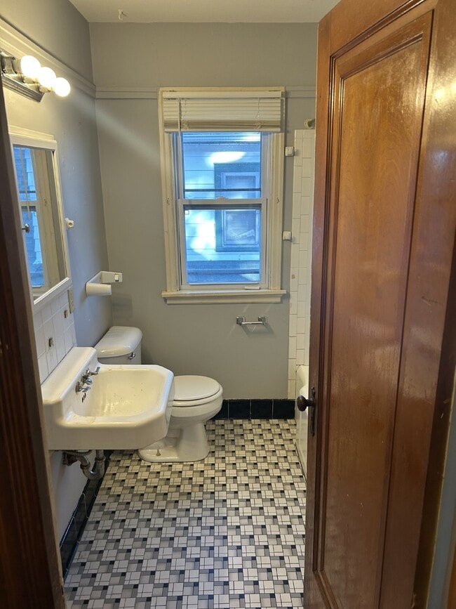 Building Photo - One bedroom upper unit on quiet Northside st.