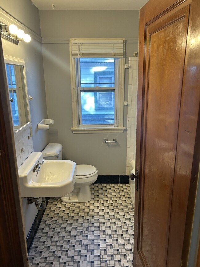 Foto del edificio - One bedroom upper unit on quiet Northside st.