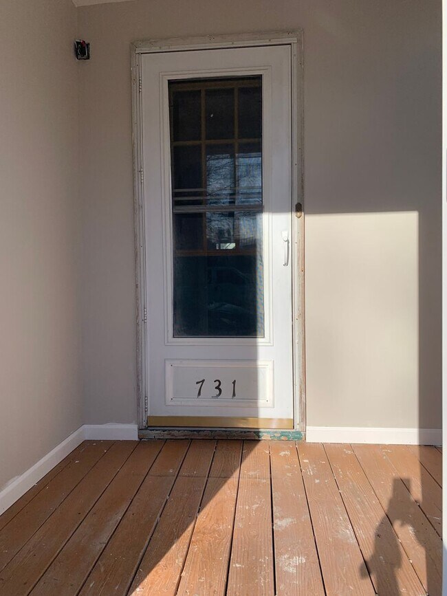 Building Photo - CONTRACT PENDING!! Spacious single family ...