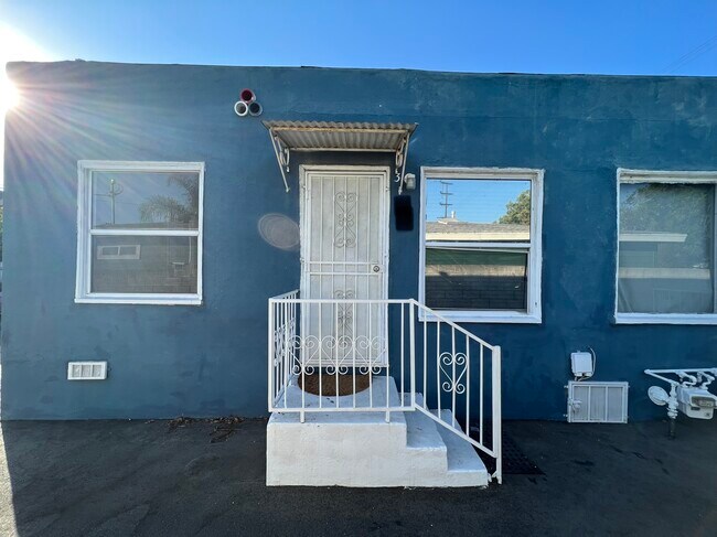 Entrance - 3150 Casitas Ave