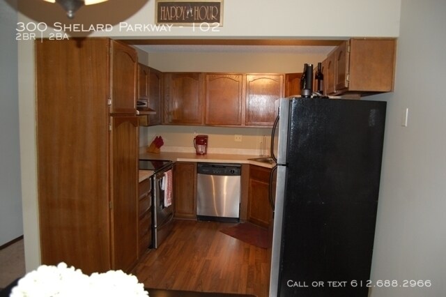 Foto del edificio - 300 Shelard Pkwy