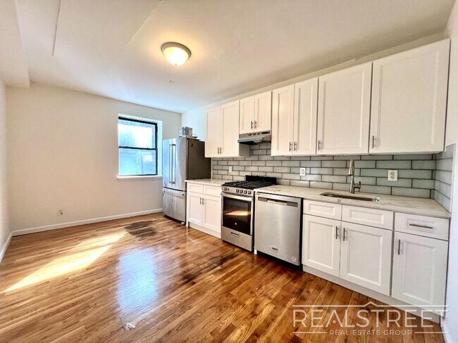 Building Photo - Spacious 2 Bedroom in Williamsburg!