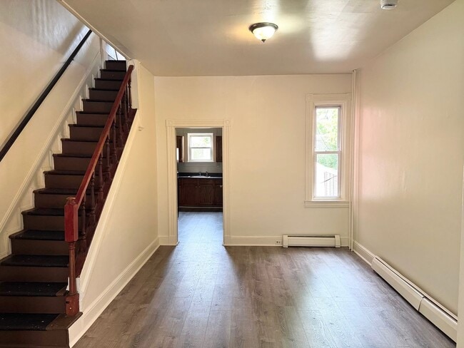 Building Photo - 3 Bedroom Townhome
